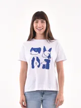 Remera blanca de corte clásico con estampado de cuatro perros en azul.