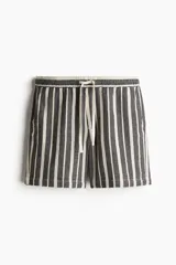 Short regular fit de algodón a rayas verticales en tonos gris y blanco, con cintura elástica ajustable con cordón, bolsillos laterales y bolsillo trasero. Corte estándar para una silueta clásica y cómoda.