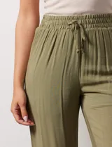 Pantalón verde oliva de rayón con cintura elastizada tipo smock y bordados florales en los bajos.
