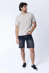 Bermuda de jean color gris oscuro con efecto lavado, corte a la rodilla y terminación desflecada.