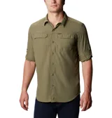 Camisa de manga larga color beige, con cuello abotonado, cierre frontal con botones, dos bolsillos con solapa en el pecho y tecnología Omni-Shade UPF 50 para protección solar y Omni-Wick para absorción de humedad y secado rápido. Mangas enrollables con soportes para lengüetas.