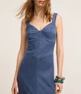 Vestido midi sin mangas de gamuza azul, con escote corazón, lastex en la espalda y encaje en el ruedo.