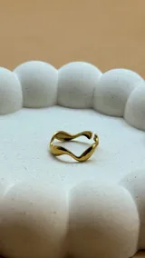 Anillo dorado con forma ondulada, de acero inoxidable y tamaño ajustable.