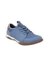 Championes Hush Puppies modelo Space, color celeste con detalles en marrón y suela marrón. Capellada de cuero con cuello de lycra y planta con tecnología GreenFoam® en base a caña de azúcar.