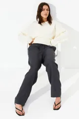 Pantalón tobillero de corte holgado en tejido liviano de mezcla de lino. Modelo de tiro alto con elástico revestido y cordón para ajustar fino en la cintura, bolsillos al bies y piernas ajustadas.