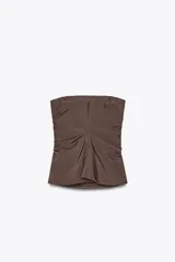 Top marrón sin tirantes confeccionado en tejido fluido, con escote recto, detalle de frunces ajustables con cordones en los laterales y bajo con aberturas laterales.