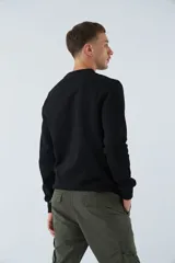 Buzo marrón de felpa con cuello redondo, mangas largas y puños. Estampado frontal con la frase "break the limits" y logo de la marca Mistral.