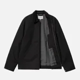 Chaqueta de estilo workwear en color tostado, con cuello de pana en contraste marrón oscuro. Cuenta con cierre frontal de cremallera, un bolsillo con cierre en el pecho y el parche con el logo de la marca en el frente.