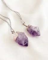 Collar con cadena de acero plateado y dije de piedra amatista natural en bruto, con engarce plateado.
