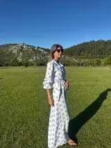 Camisa marrón con lunares blancos, corte clásico, cuello camisero, mangas 3/4 abullonadas y lazo ajustable en la cintura.