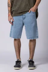 Bermuda de jean gris oscuro, corte recto y largo hasta la rodilla.