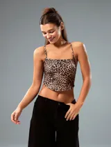 Top corto con estampado animal print, breteles finos y escote recto.