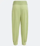 Pantalón jogger verde claro de tejido Orly (malla), con cintura elastizada, pliegues y amarre frontal con cuentas de madera.