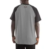 Remera gris con mangas raglán negras y estampado frontal con la frase "Fuck The Rest".