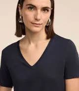 Blusa verde de viscosa con escote en V y mangas cortas.