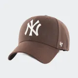 Gorro rojo de béisbol con logo de los New York Yankees bordado en blanco y logo de la marca 47 en el lateral.