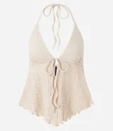 Blusa marrón oscuro con textura plisada, estilo frente única (halter) con escote en V profundo y lazo ajustable en el centro del busto. Presenta un ruedo con volado o efecto nube.