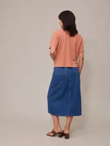 Remera azul de algodón con cuello redondo y mangas cortas.