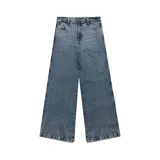 Pantalón jean de denim azul claro, corte amplio tipo baggy con bolsillos delanteros y traseros.
