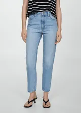 Pantalón de jean celeste claro, corte mom fit, tiro alto, cinco bolsillos y cierre con cremallera y botón.