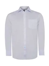 Camisa de vestir a rayas verticales celestes y blancas, de corte regular, con cuello italiano, manga larga y bolsillo en el pecho con logo bordado.