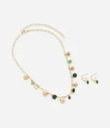 Conjunto de collar de cadena dorada con eslabones rectangulares y colgantes de gravas de colores, acompañado de par de caravanas aro doradas con colgante de grava verde oscuro.