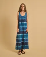 Vestido largo y amplio sin mangas, con cuello redondo y tirantes anchos, con estampado tie-dye en tonos azules.