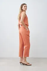 Pantalón celeste de lino, corte recto, con efecto desflecado en el ruedo.