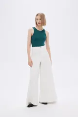 Pantalón blanco de algodón, corte ancho y tiro alto.