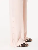 Pantalón negro de satén doble, de pata ancha y cintura elastizada.