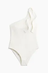 Traje de baño entero blanco con textura, de un solo hombro y bretel con moña.