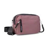 Bandolera color crudo con correa ancha negra con logo de la marca en blanco. Tiene cierre superior, bolsillo frontal con cierre vertical y bolsillo trasero.