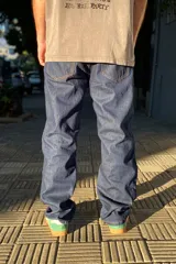 Pantalón de jean azul oscuro, corte baggy, confeccionado en denim de algodón premium.