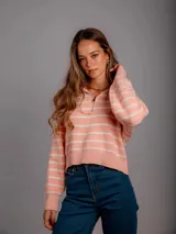 Sweater tejido de punto color rosa con rayas horizontales blancas, cierre metálico en el cuello y corte cropped.