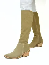 Bota alta de gamuza color verde oliva, con taco de madera y cierre lateral.