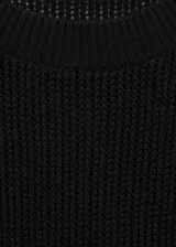 Jersey negro de punto calado con cuello redondo y mangas cortas.