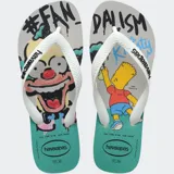Ojotas Havaianas con estampado de los personajes de Los Simpsons, Krusty el payaso y Bart, sobre fondo gris y base verde agua.