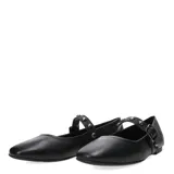 Balerina color blanco hueso, con puntera cuadrada/ovalada y suela de goma color caramelo. Presenta una tira tipo Mary Jane sobre el empeine con hebilla metálica y apliques de tachas plateadas.