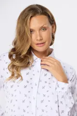 Camisa blanca con estampado de hojas en color gris, de manga larga y corte clásico.