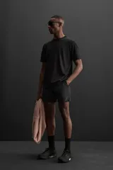 Camiseta negra de entrenamiento corte relaxed fit, confeccionada en tejido de mezcla de algodón de peso ligero, con cuello redondo en rib y manga corta.