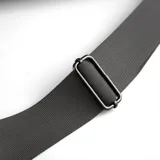Bandolera negra de poliéster impermeable con detalles en simil cuero. Diseño ultrafino y ligero, con correa reforzada para uso en ambos hombros. Incluye bolsillo delantero con velcro, bolsillo trasero antirrobo con cierre y espacio para tablet de hasta 7 pulgadas.