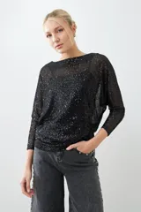 Blusa negra de mangas 3/4 con lentejuelas.