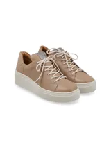 Sneaker Adelaida de cuero graneado color verde oliva, con cordones de algodón y suela elevada color crema.