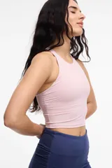 Top deportivo color rosa con espalda baja y copas removibles.