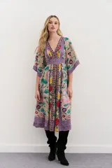 Vestido largo de viscosa con estampado floral multicolor, mangas al codo, escote en V y falda amplia.