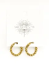 Aros tipo argolla dorados con diseño de esferas.