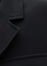 Chaqueta negra con cuello de pico con solapa, diseño recto, cuatro bolsillos de parche en la parte delantera y cinturón.