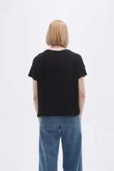 Remera blanca de viscosa con cuello redondo y apliques de strass.