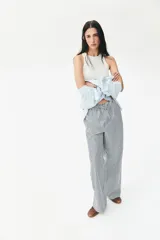 Musculosa corta blanca de punto acanalado de algodón, con corte ajustado y ribete fino en escote y sisas.