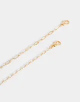 Collar corto de doble cadena, una de perlas y otra dorada con dijes de frutillas. Incluye un dije de vaquita de San Antonio.